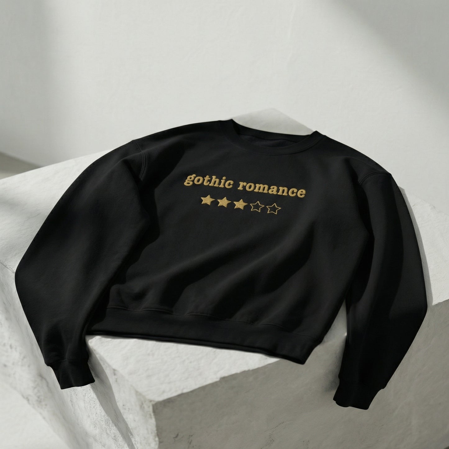 Gothic Romance - Besticktes Rundhals-Sweatshirt - 3 Sterne - Goldfaden