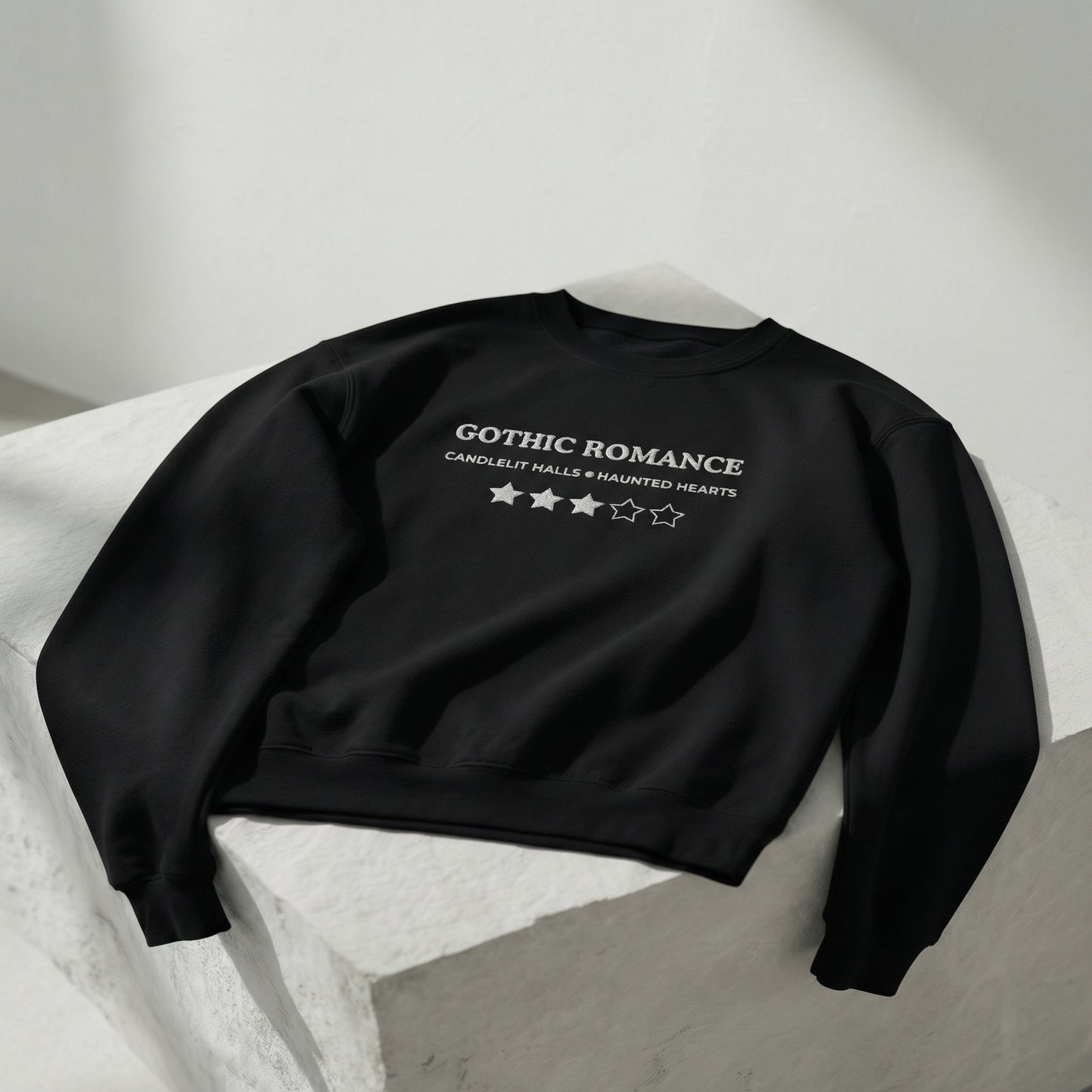 Gothic Romance – Besticktes Rundhals-Sweatshirt – 3 Sterne