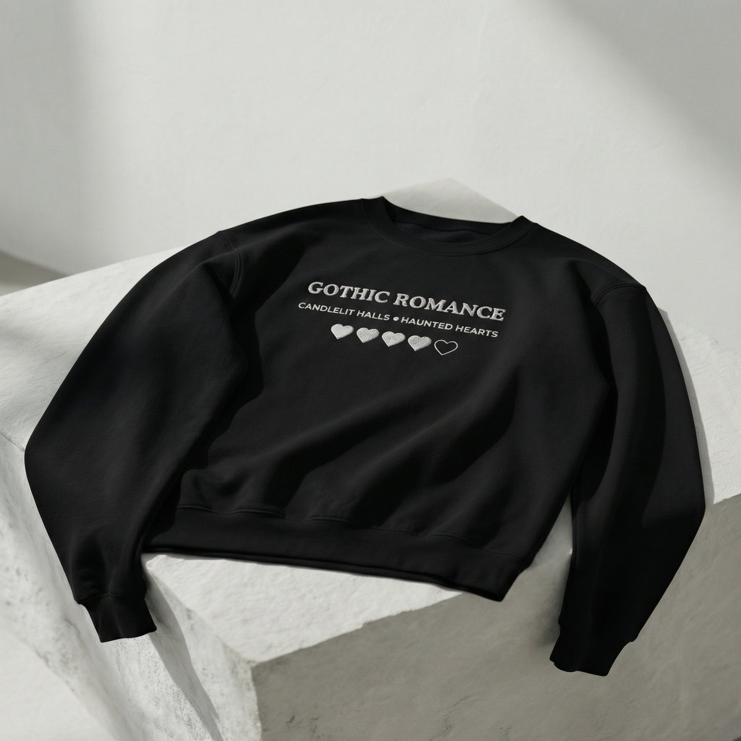 Gothic Romance – Besticktes Rundhals-Sweatshirt – 4 Herzen