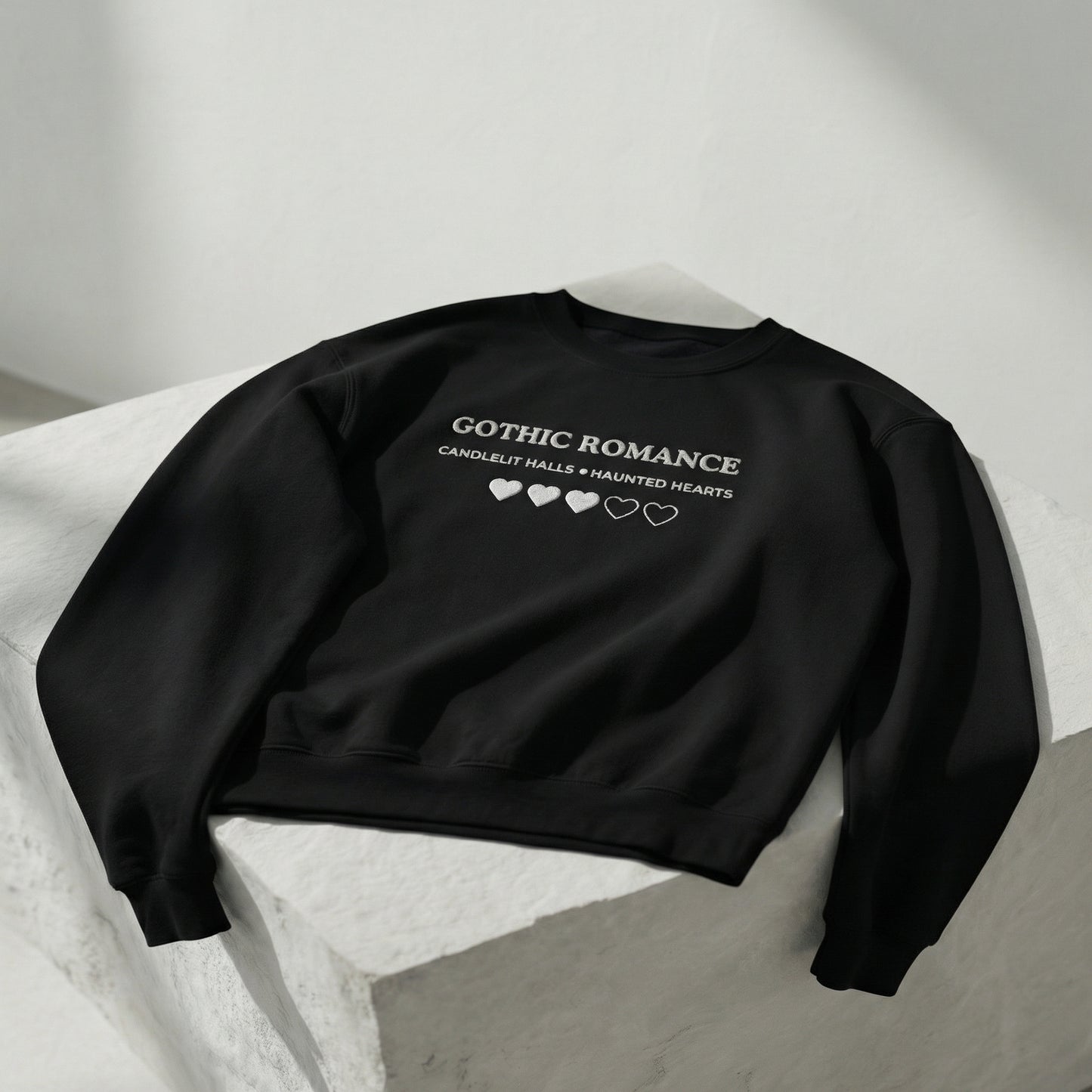 Gothic Romance – Besticktes Rundhalsshirt – 3 Herzen