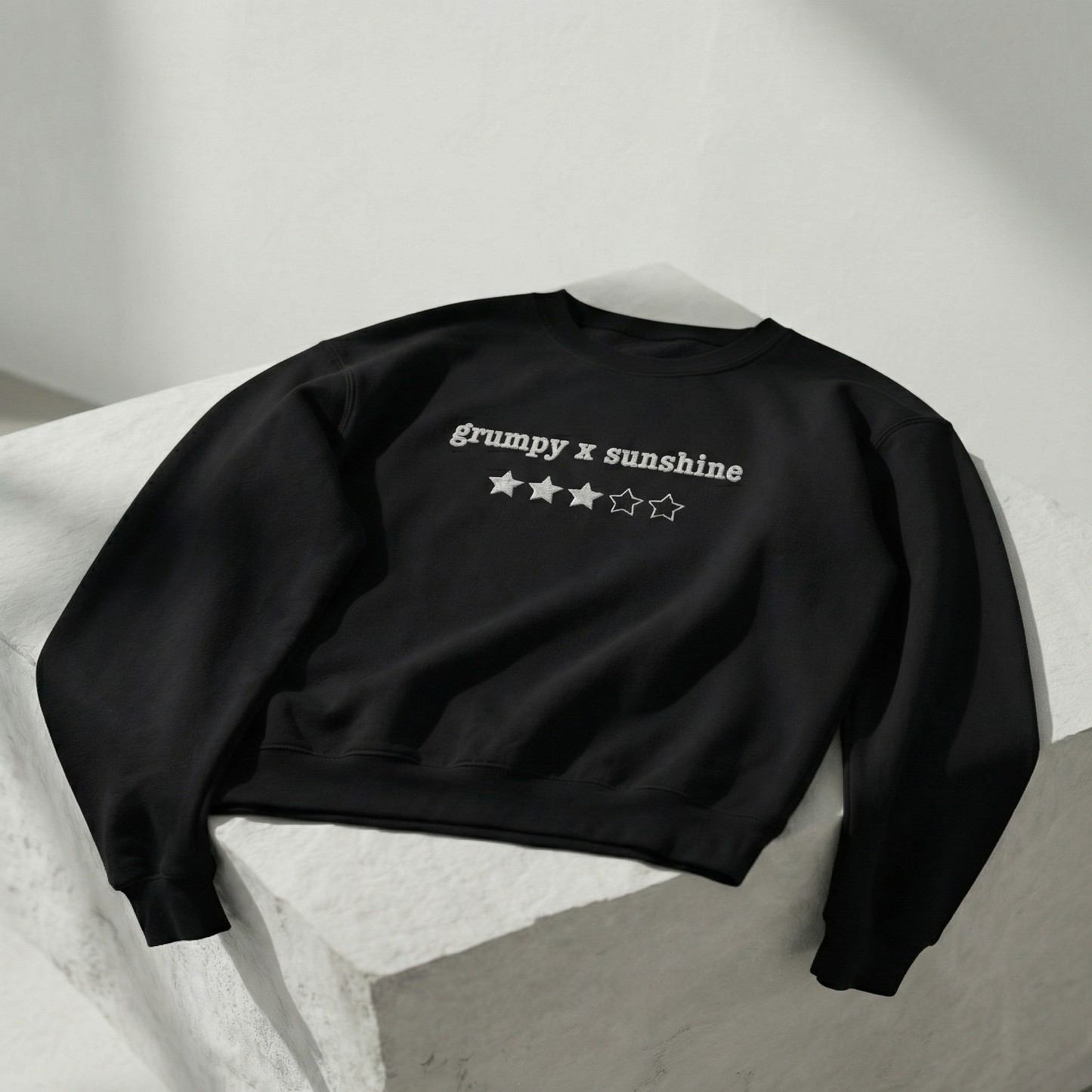 Besticktes Rundhals-Sweatshirt „Griesgram x Sonnenschein“ – 3 Sterne