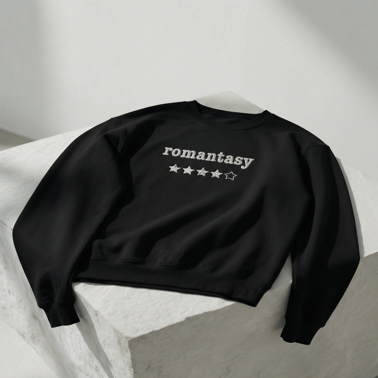 Romantasy besticktes Rundhalsshirt – 4 Sterne