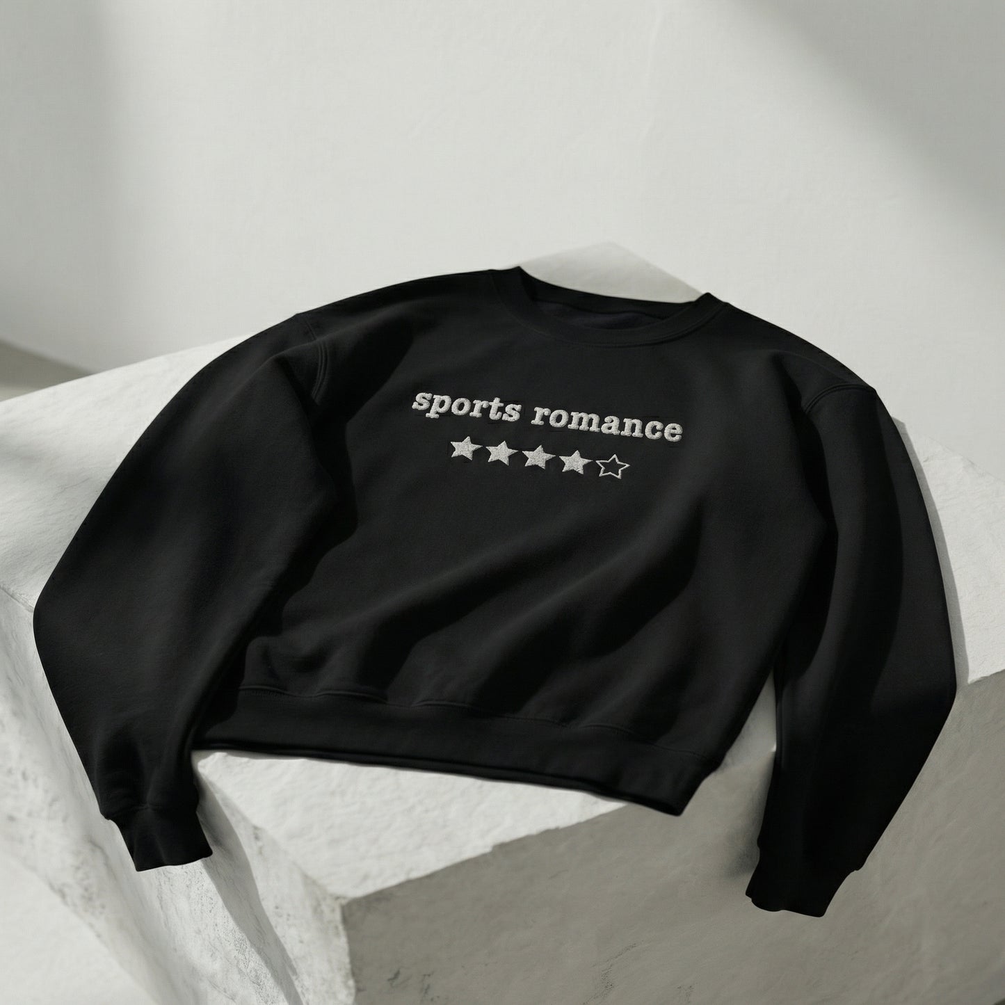 Sportromanze – Besticktes Rundhals-Sweatshirt – 4 Sterne